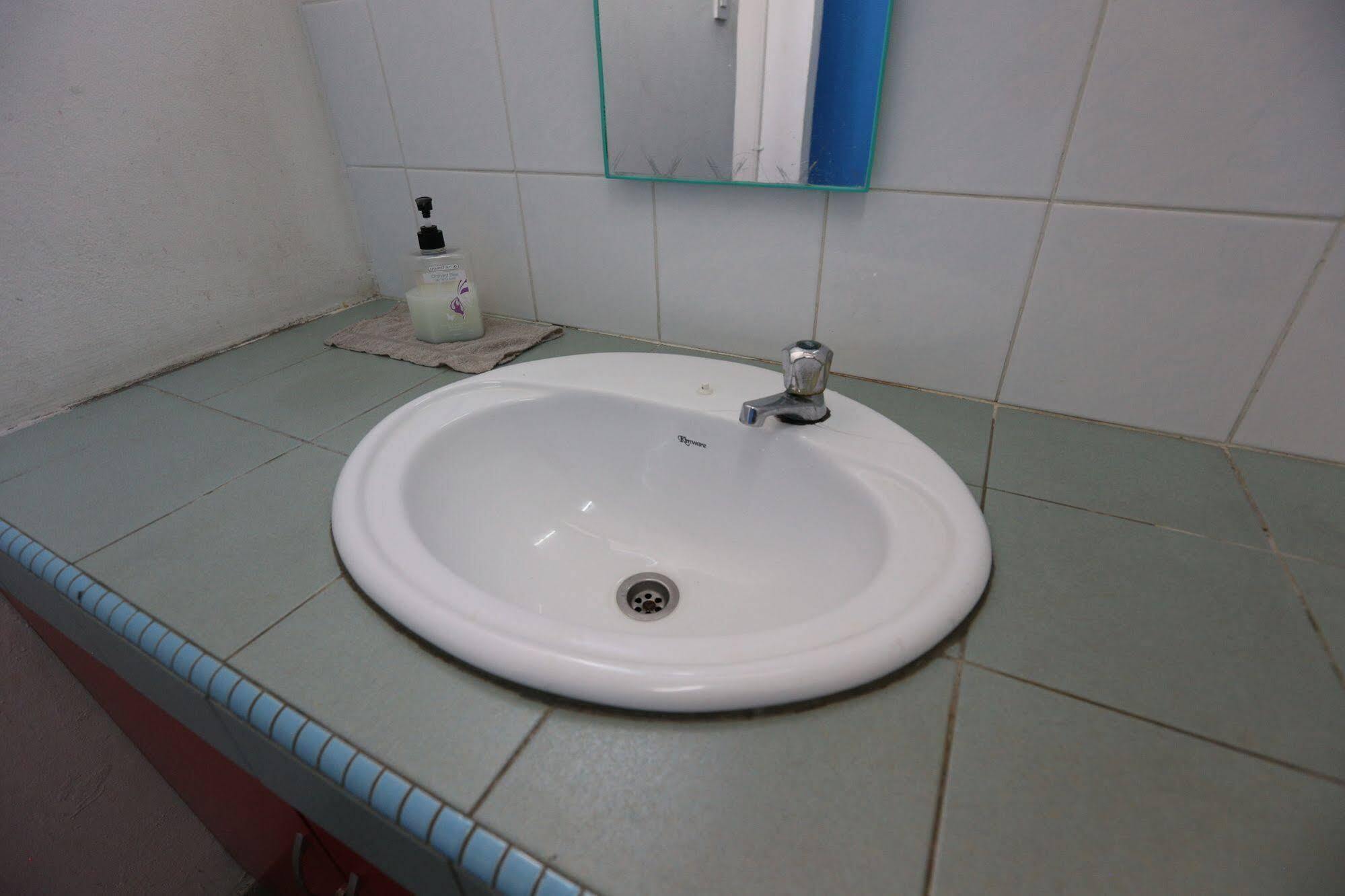 Hero Hostel Кучінг Екстер'єр фото
